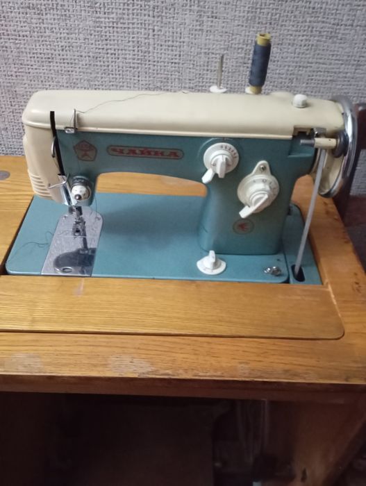 Продам швейную ножную машинку Чайка