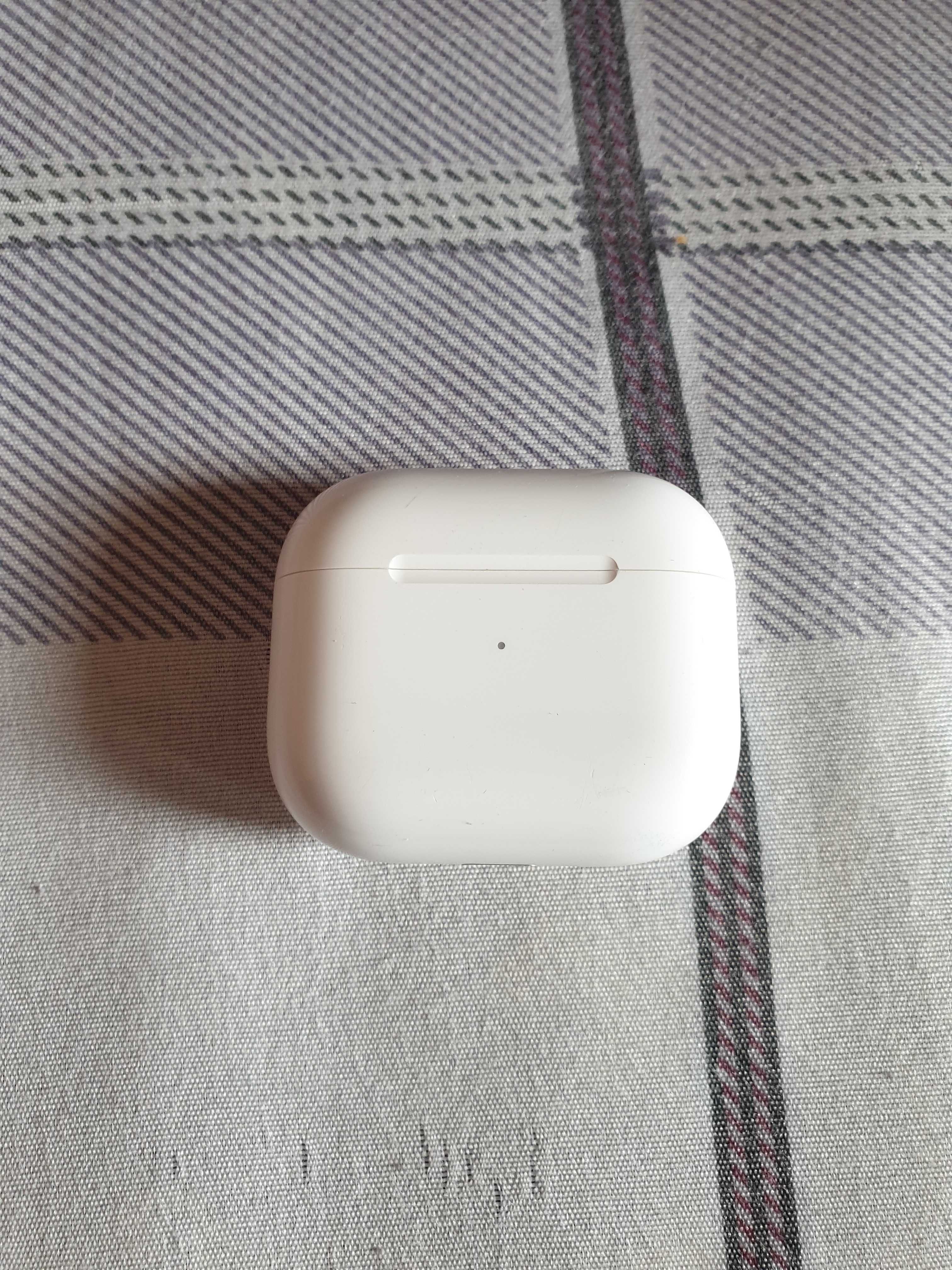 Продам оригинальные блютус наушники  airpods 3