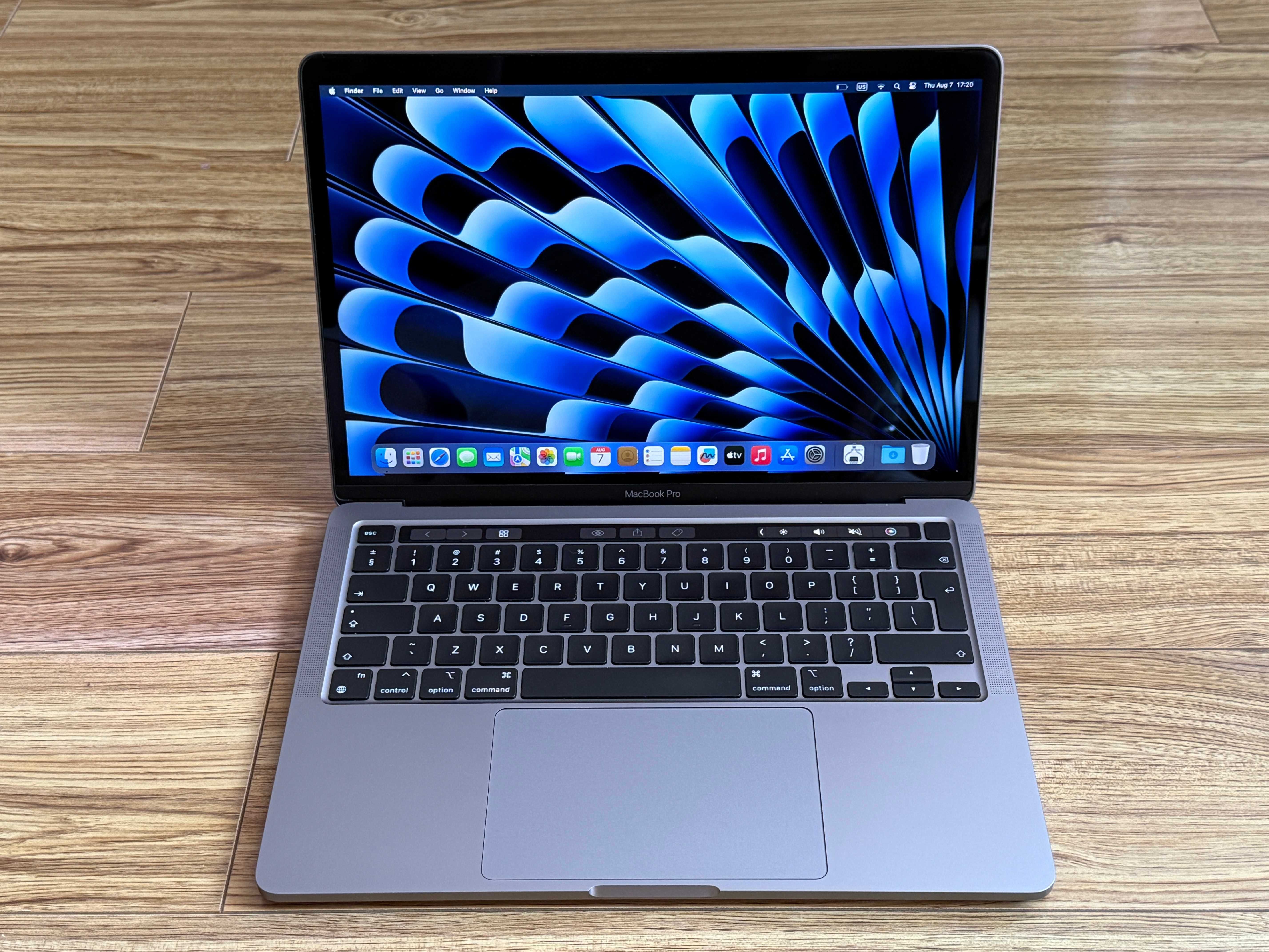 MacBook Pro 13 M1`8 Cpu/8 Gpu/16GB RAM/256GB SSD/Бат 18ч/Като Нов
