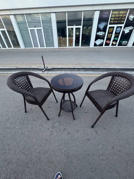 Стол и стулья из ротанга