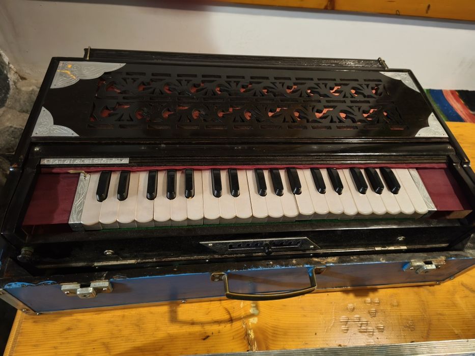 Продавам старинен хартониум