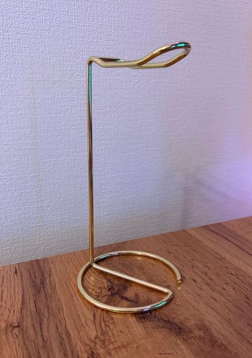 Золотая подставка для наушников