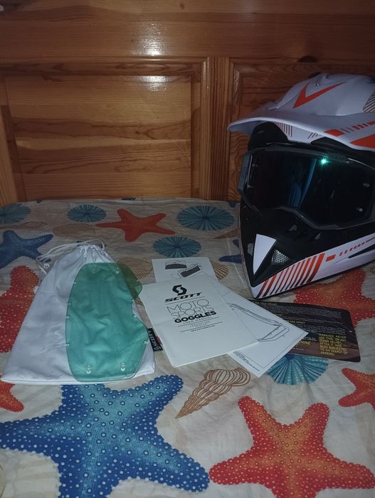 Каска за мотор чисто нова е не е носена и един път