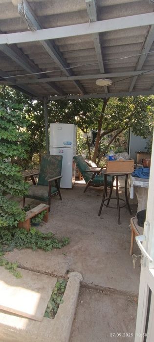 Сдаётся участок в чирчике 2 соток 2 комната около радомма семейным