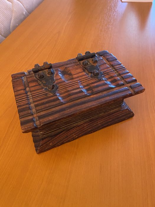 Cutie superba vintage din lemn sculptat pt bijuterii