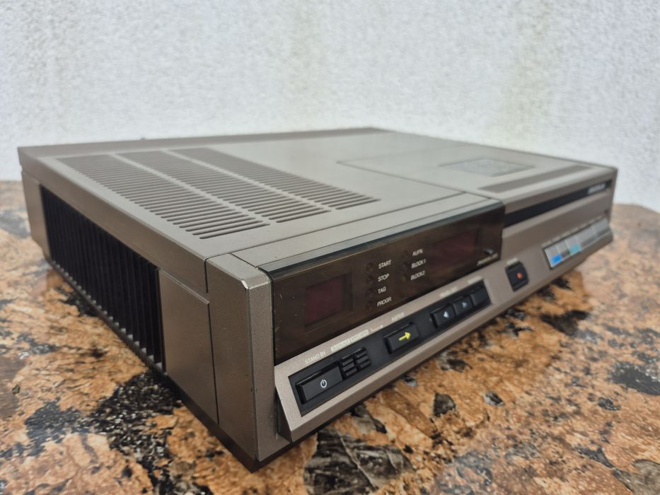 Vând Video Universum tip 2000, 2x4 model VR 740, made in Germany
Marca