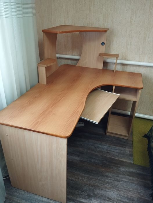 Стол компьютерный б/у в отличном состоянии 1,5 м - 1,2м.