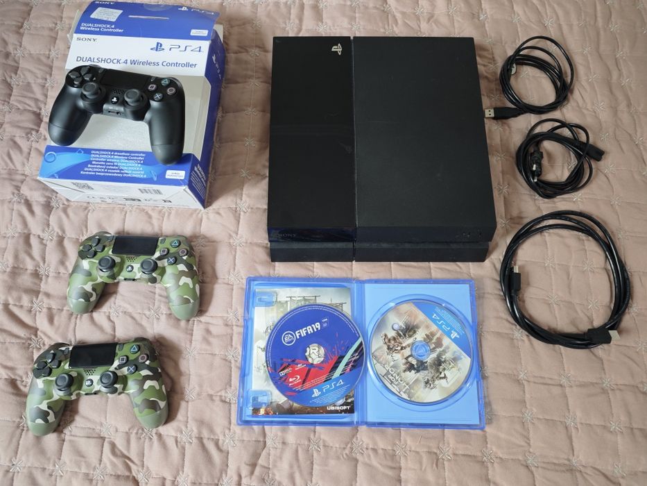 Продавам конзола Playstation 4 + 3 джойстика и 2 игри