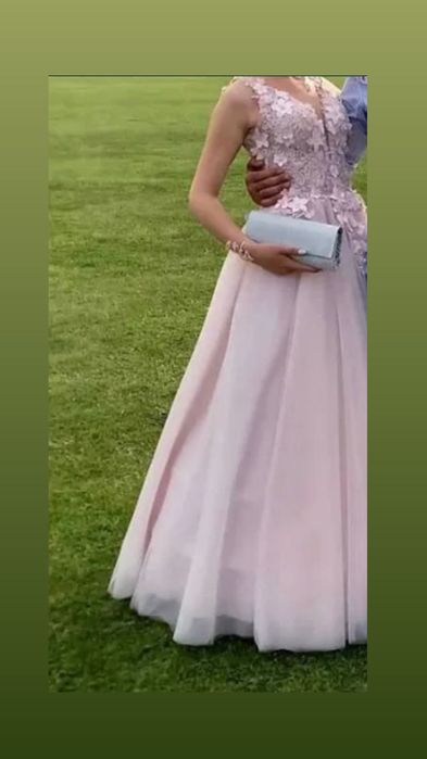 Розова бална рокля