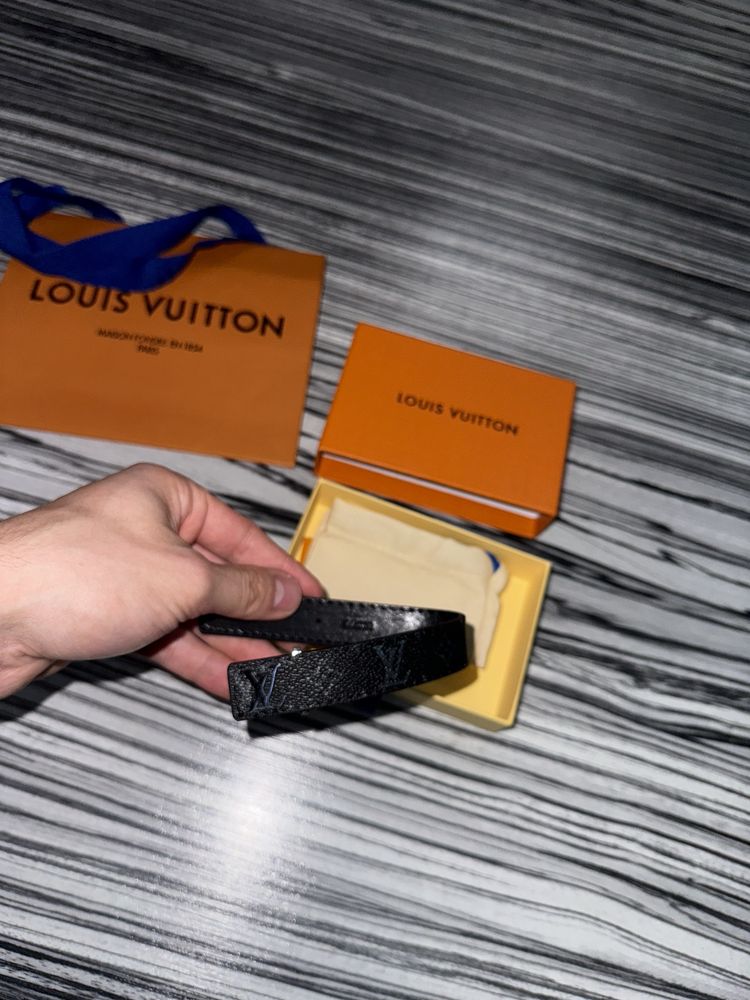 Bratara Louis Vuitton, neagra cu sigla argintie