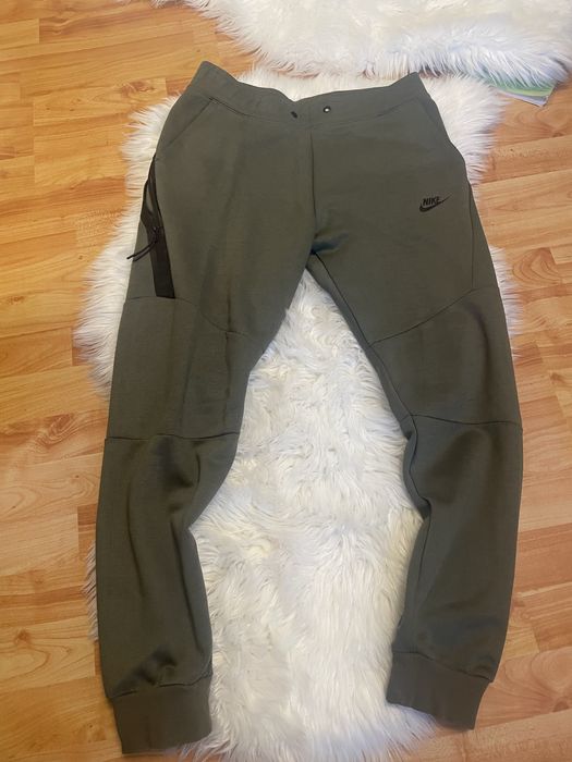 Pantaloni tech verzi