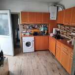 Dau in chirie apartament cu o camera, bucatarie si baie la casa