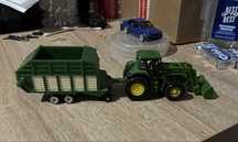 Vând machetă Siku tractor John Deere cu remorcă