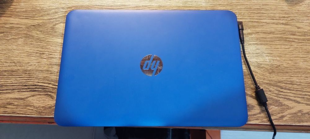 Laptop HP tpn-Q155 cu tot cu încărcător