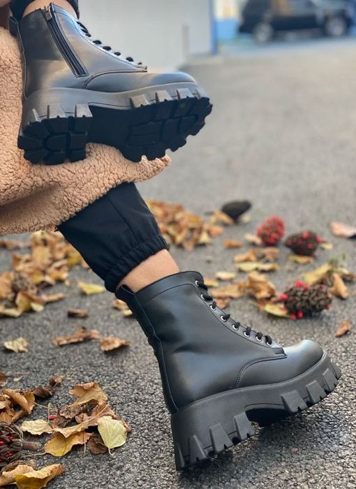 Черни,  модерни, масивни ботуши