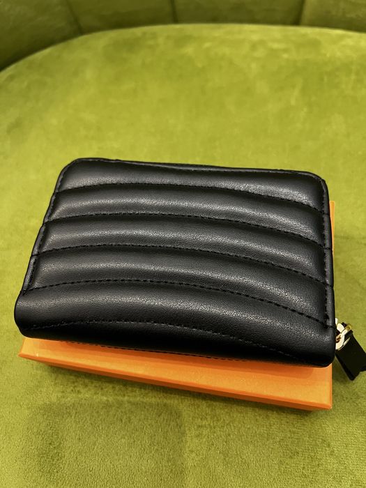 Portofel dama Louis Vuitton culore negru cu semnul auriu