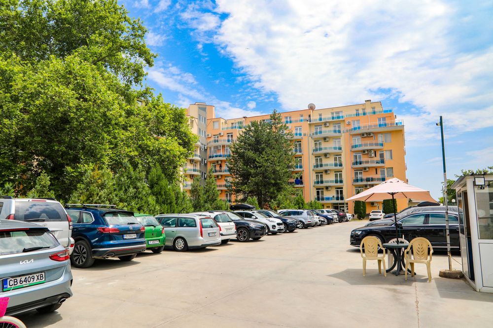 Под Наем тристаен апартамент на първа линия в Равда