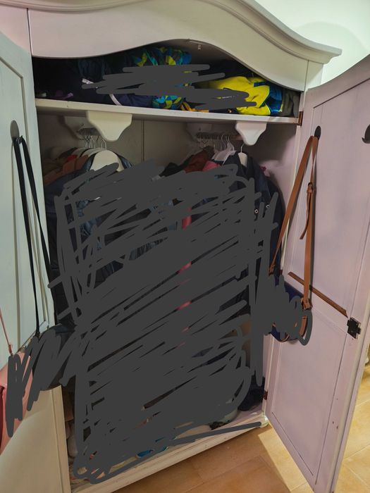 Vând urgent Dulap lemn masiv