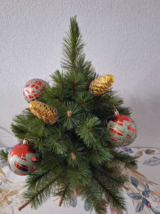 Срочно продам ёлочку производство РФ, новая, высота 62 см. С игрушками
