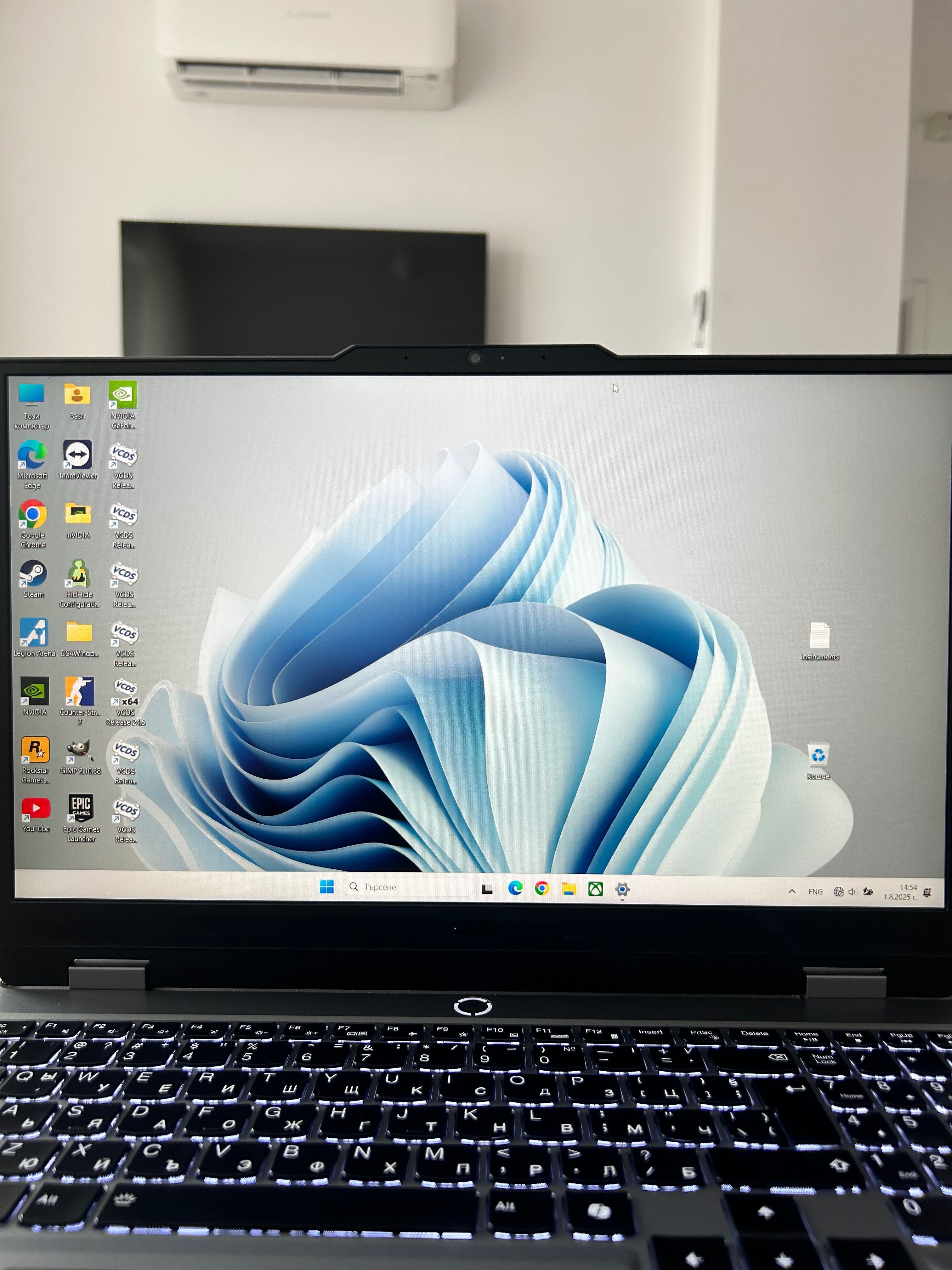 Геймърски лаптоп Lenovo LOQ15IAX9