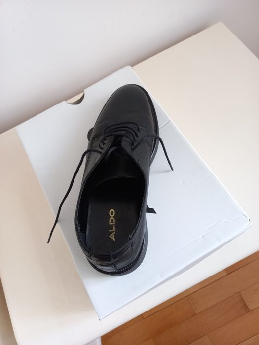 Vând pantofi din piele marca ALDO.
