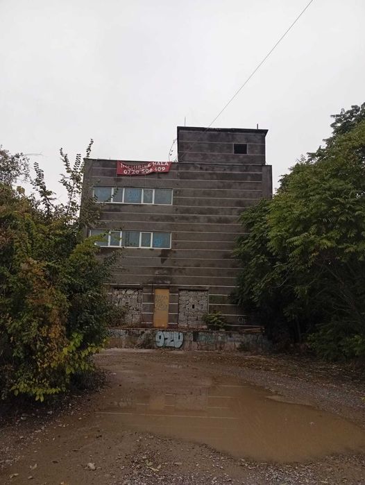 Inchiriez hala cu teren