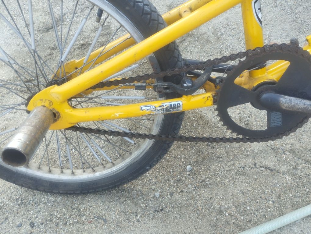 bicicleta BMX galbena