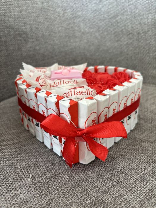 Подарък СЪРЦЕ от рози и бонбони
