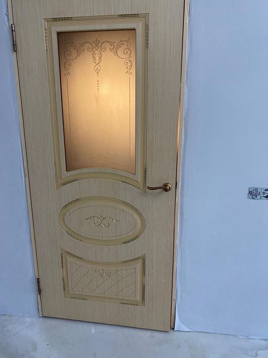 Продаю деревянную дверь