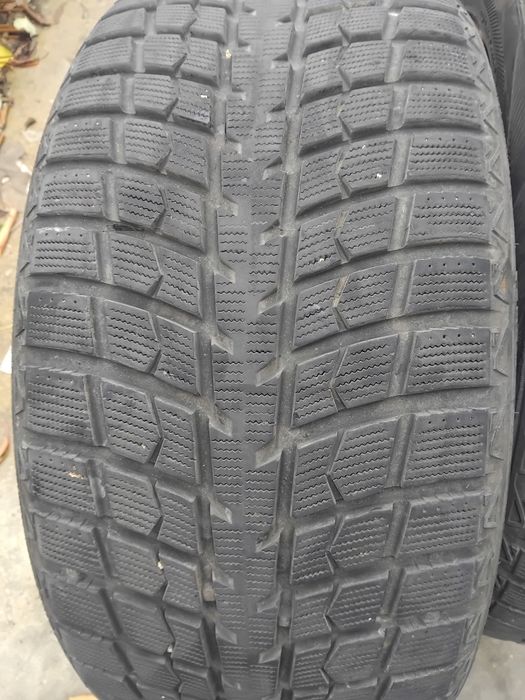 Продавам комплект зимни гуми 295\40\21 в много добро състояние 400.лв