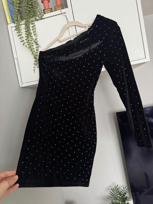 Къса черна рокля един ръкав с едно рамо с камъни NA-KD