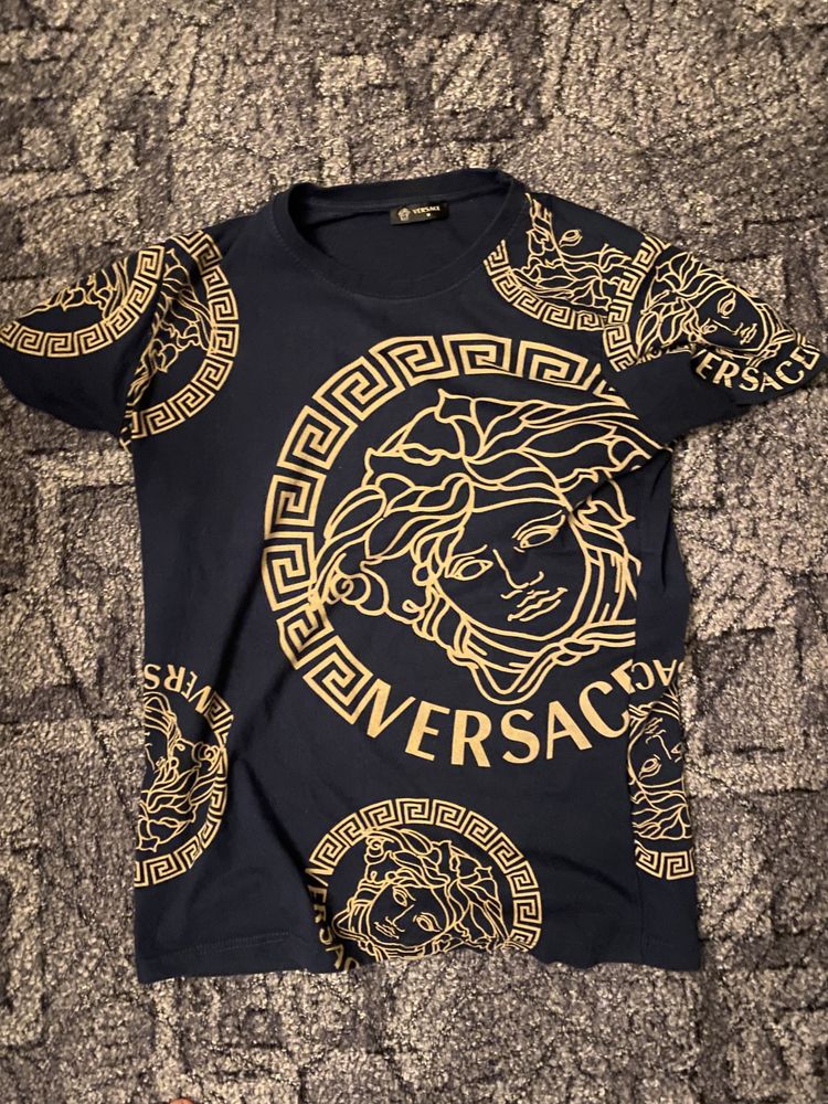 Vand tricou versace are certilogo