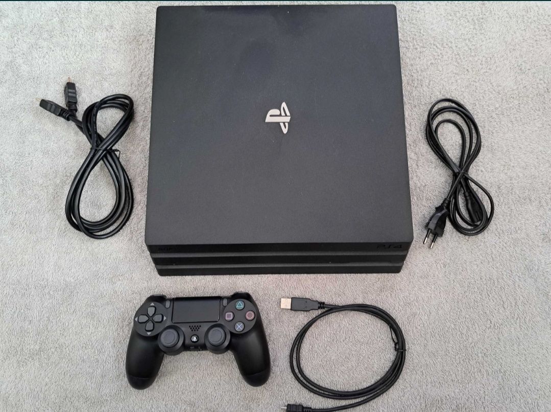 PS4 PRO 1TB + много PlayStation игри