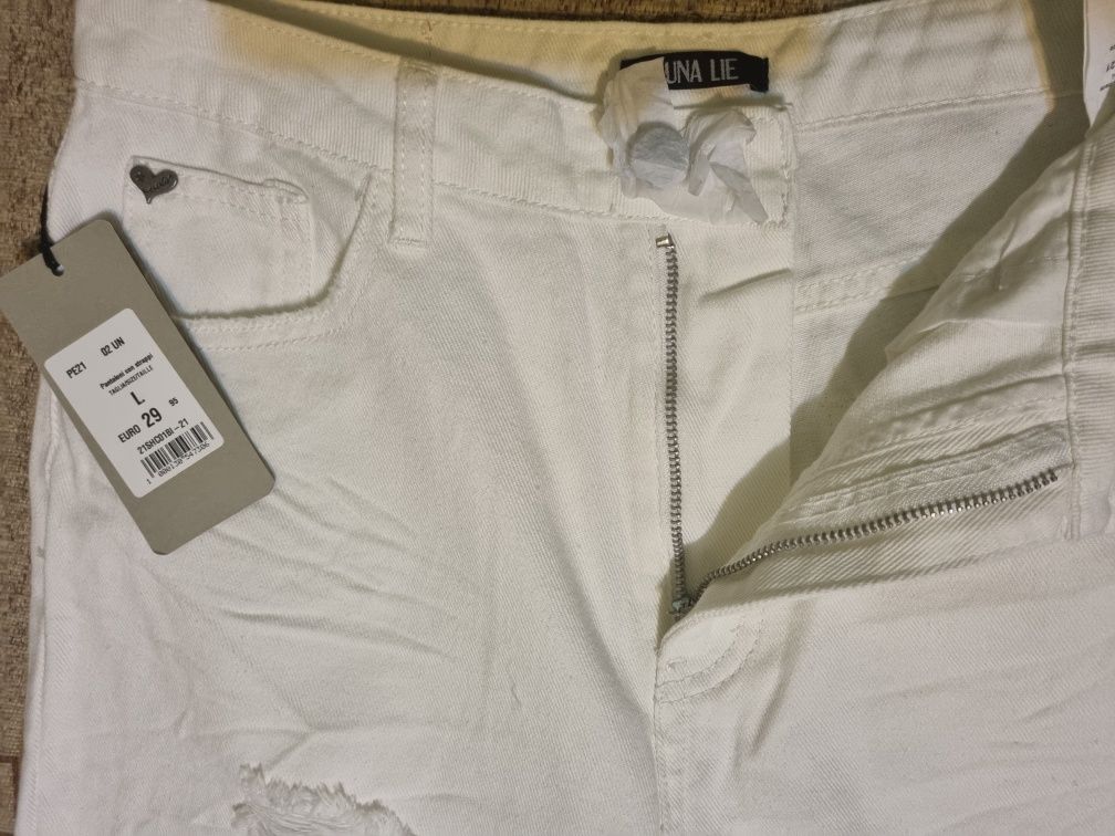 Pantaloni albi noi
