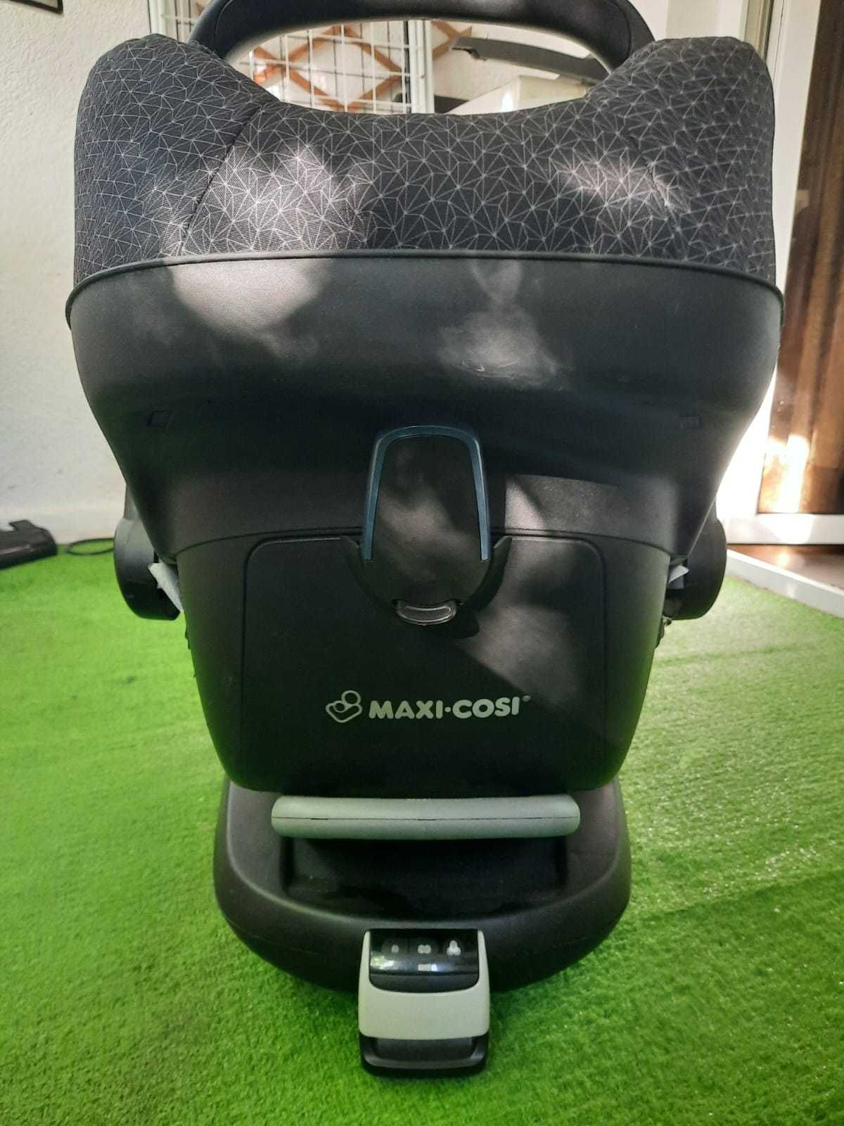 Scoica auto Maxi Cosi pebble + baza isofix