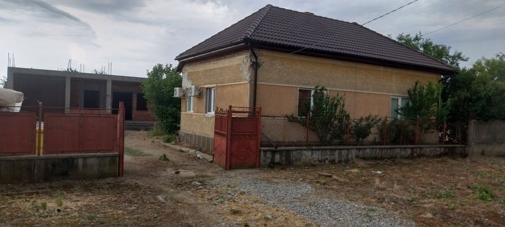 Vând urgent casă in comuna Seleuș..Pret: 80000 euro Negociabil