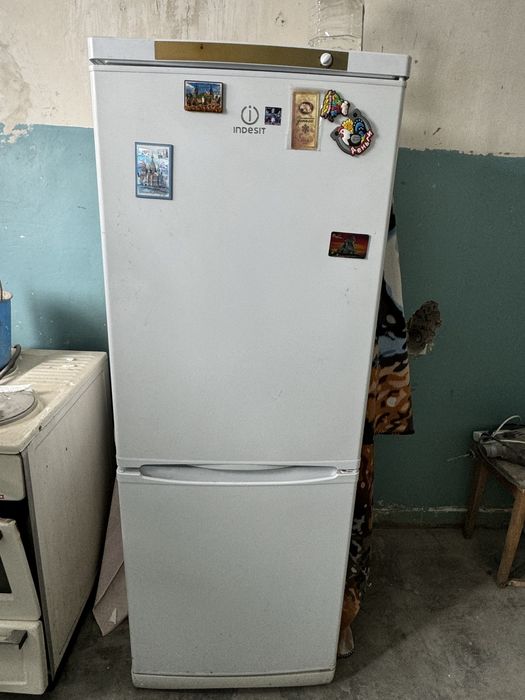 Холодильник Indesit