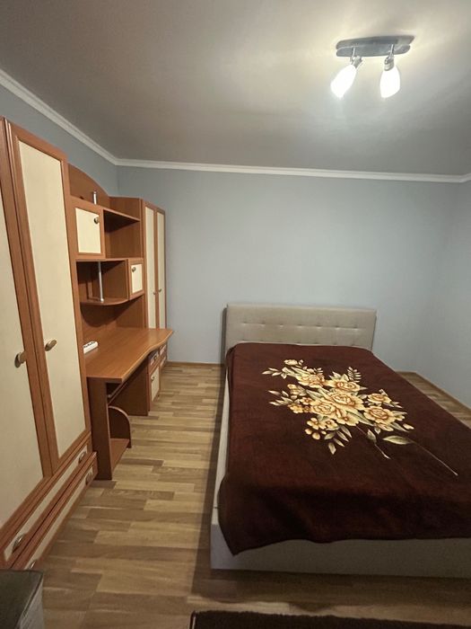 Închiriez garsonieră la casa.