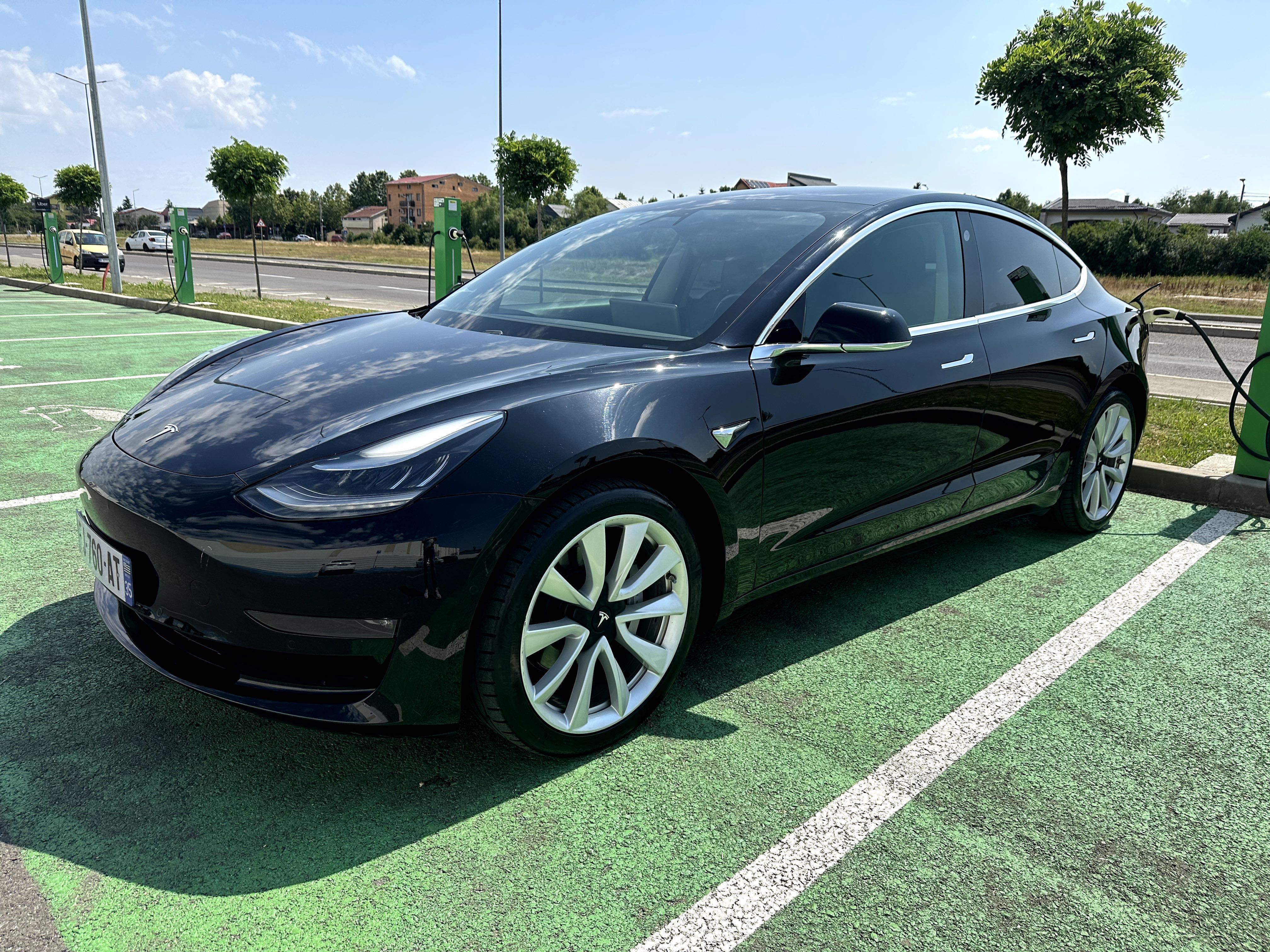 Tesla Model 3, an 2019  Autonomie, Performanță și Tehnologie de Top