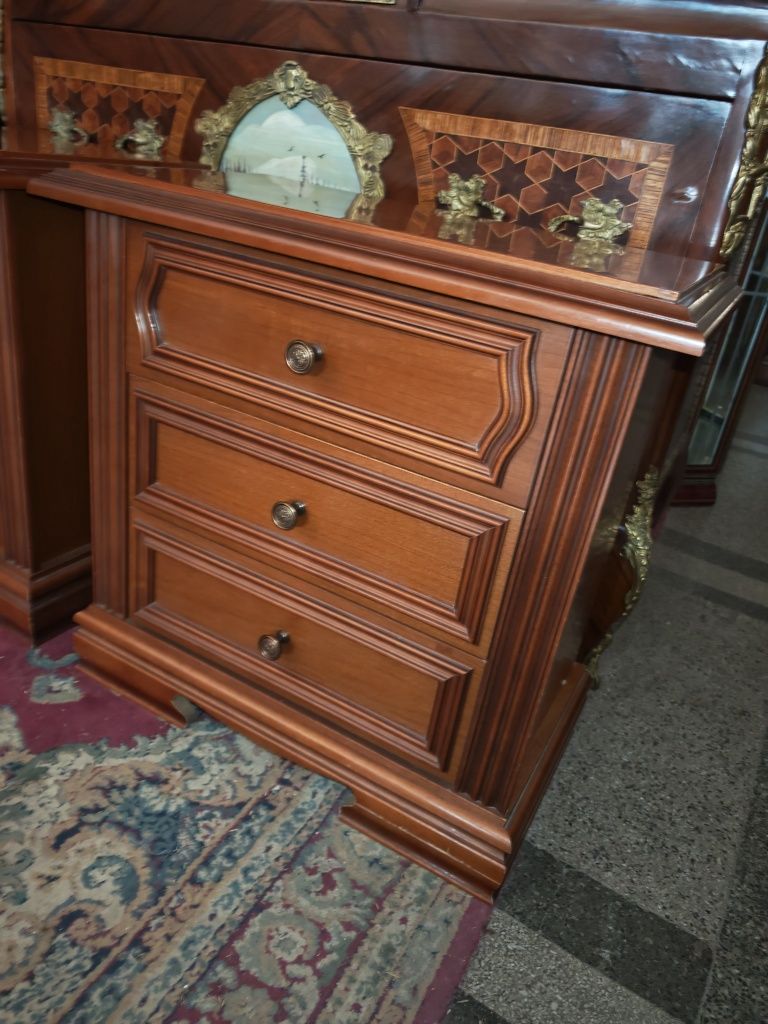 Чифт изключителни нощни шкафчета