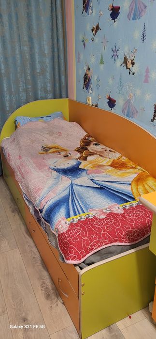 Продам гарнитур, три кровати, угловой шкаф,  стол