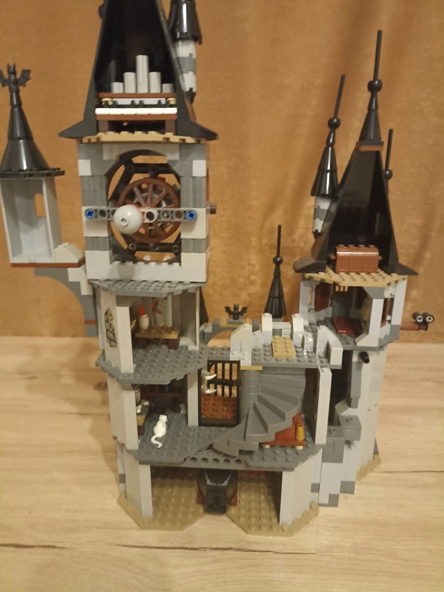 LEGO Monster Fighters 9468 Vampyre Castle
Всички фигурки и инстр