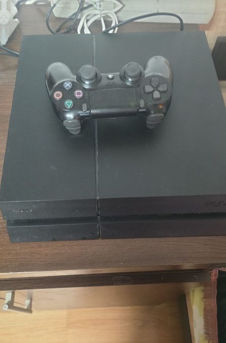 Vand PS4, 3 controller, 7dvd cu jocuri