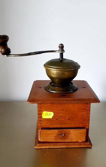 Râsnita veche din lemn și alamă