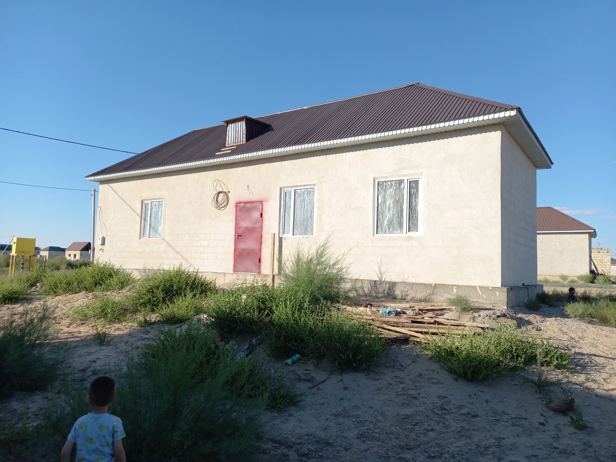 Байтерек 1.  3 бөлмелі времянка сатылады.