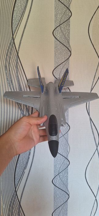 Продаётся радиоуправляемые 4х канальный истребитель f-35