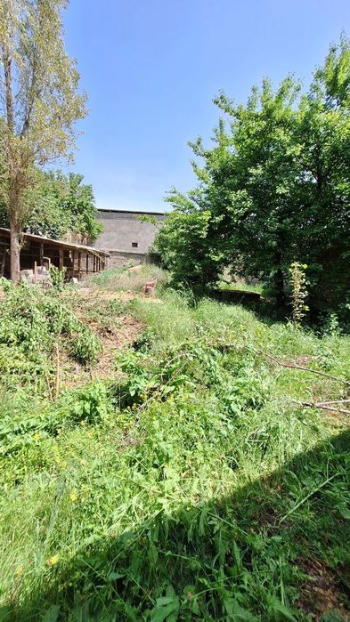 Nazarbek xarakatda 2 sotix yer sotiladi