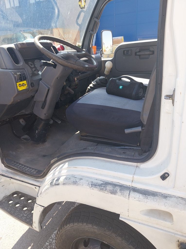 Vând  Nissan Cabstar