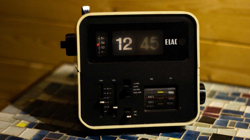 ceas cu radio vechi vintage