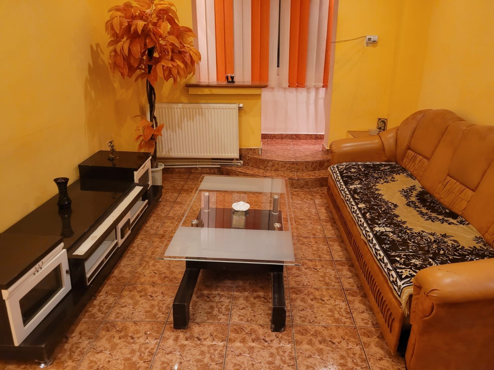 De închiriat  apartament cu  2 camere